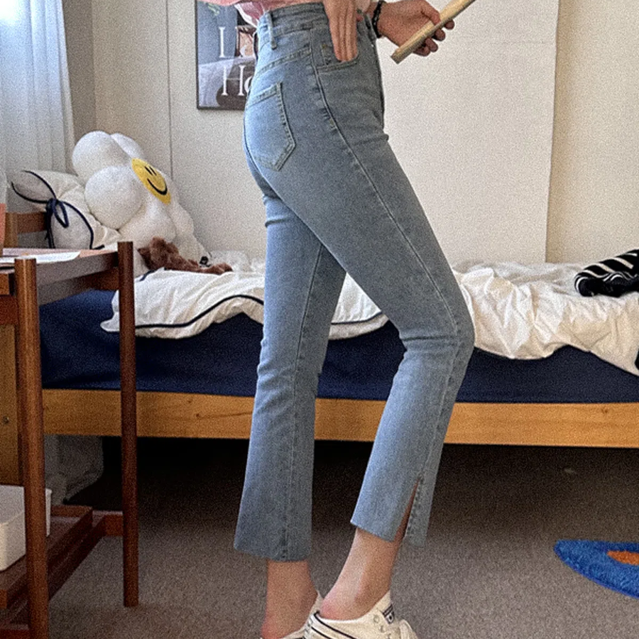 Женские джинсы с высокой посадкой, разрезами по низу и супероблегающим кроем