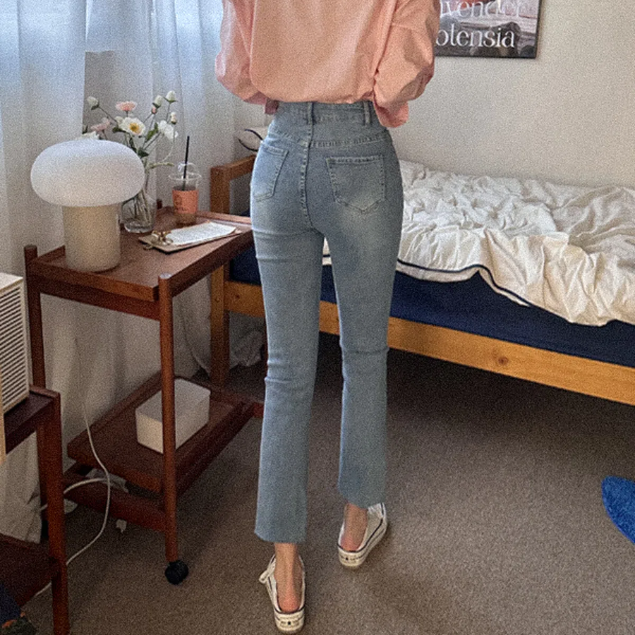 Женские джинсы с высокой посадкой, разрезами по низу и супероблегающим кроем