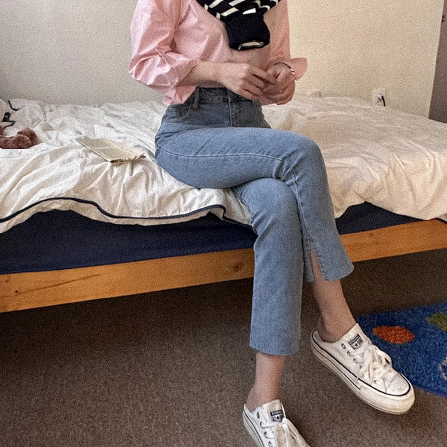 Женские джинсы с высокой посадкой, разрезами по низу и супероблегающим кроем