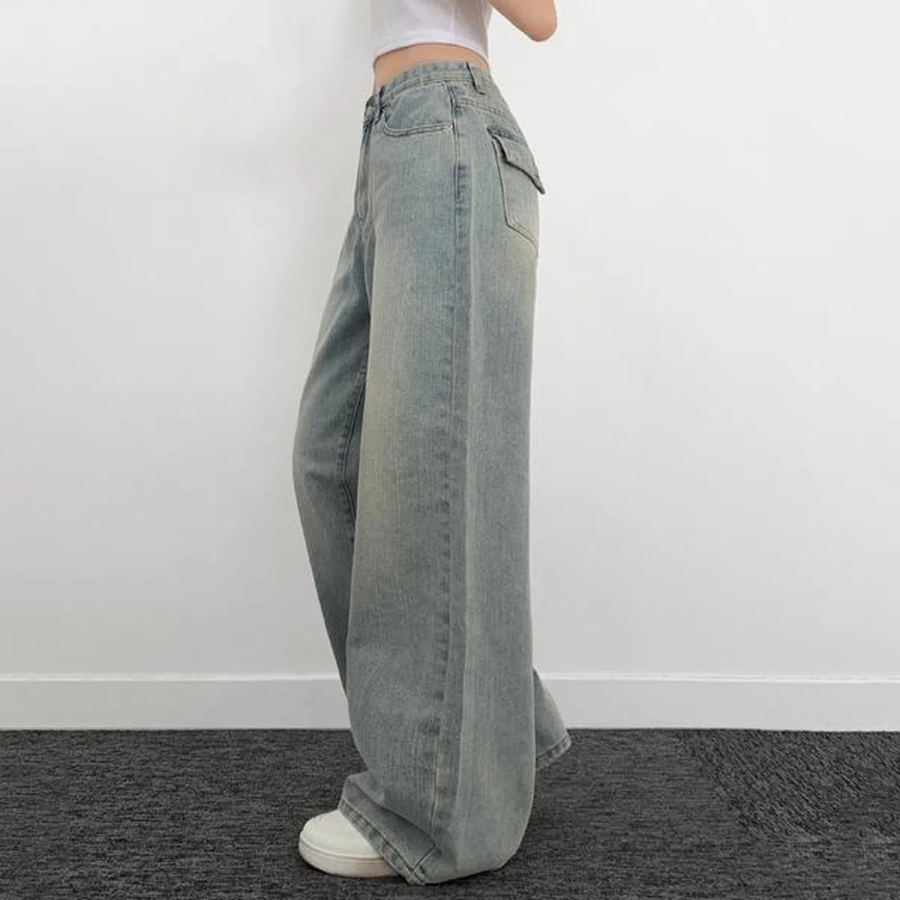 Женские широкие джинсы с фактурой слуб и накладными задними карманами