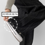 Женские тёмные необработанные джинсы с резинкой на талии, контрастной строчкой и кнопками на штанинах