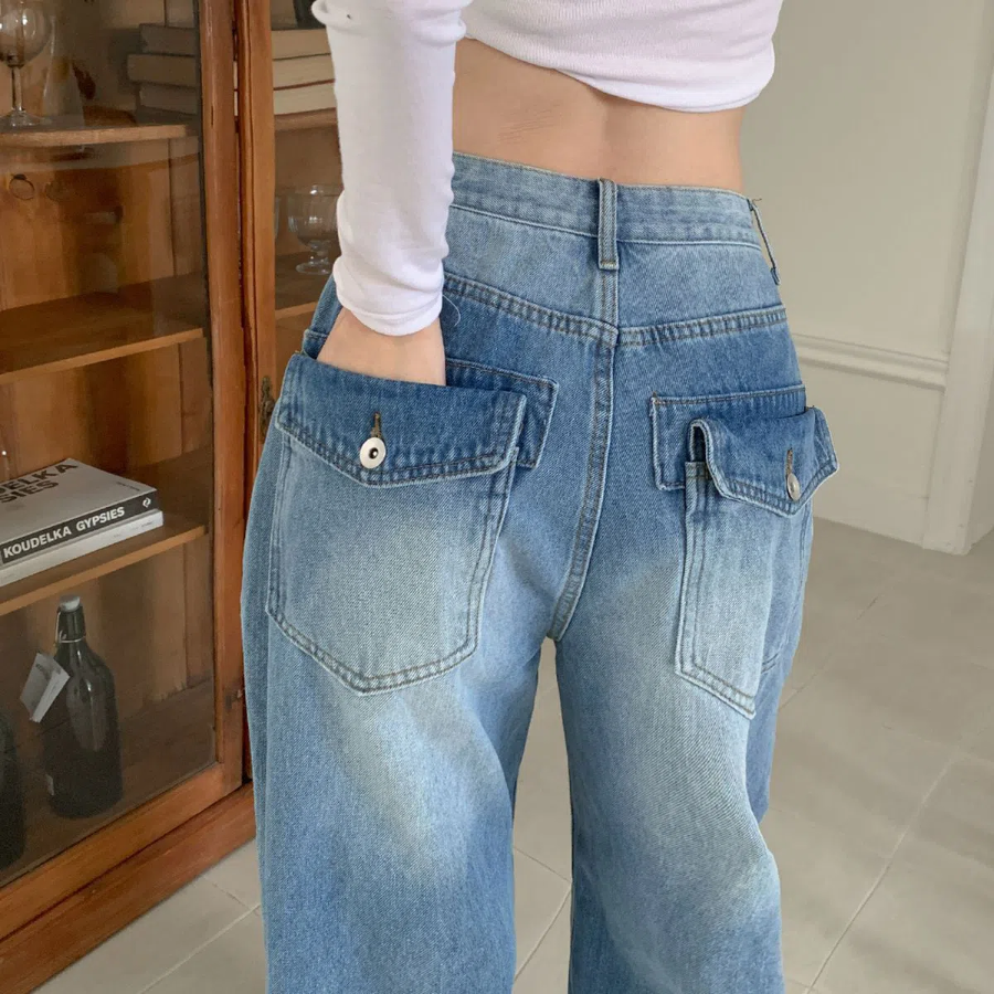 Женские джинсы с визуальным эффектом узкой талии и широкими бёдрами в свободном крое