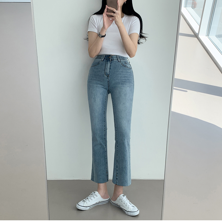 Женские лёгкие джинсы с высокой посадкой, эластичным поясом и облегающим кроем-буткат