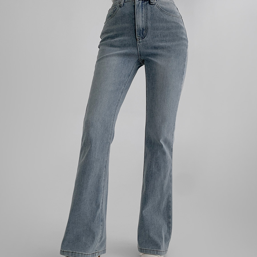 Женские джинсы с эластичным поясом и расклёшенным низом (буткат)