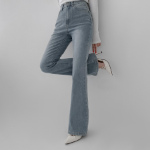 Женские джинсы с эластичным поясом и расклёшенным низом (буткат)
