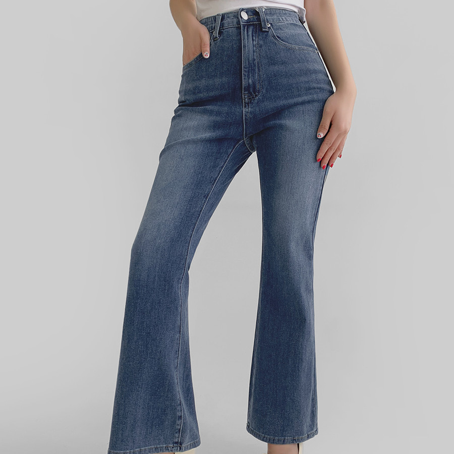 Женские джинсы с эластичным поясом и расклёшенным низом (буткат)