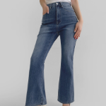 Женские джинсы с эластичным поясом и расклёшенным низом (буткат)