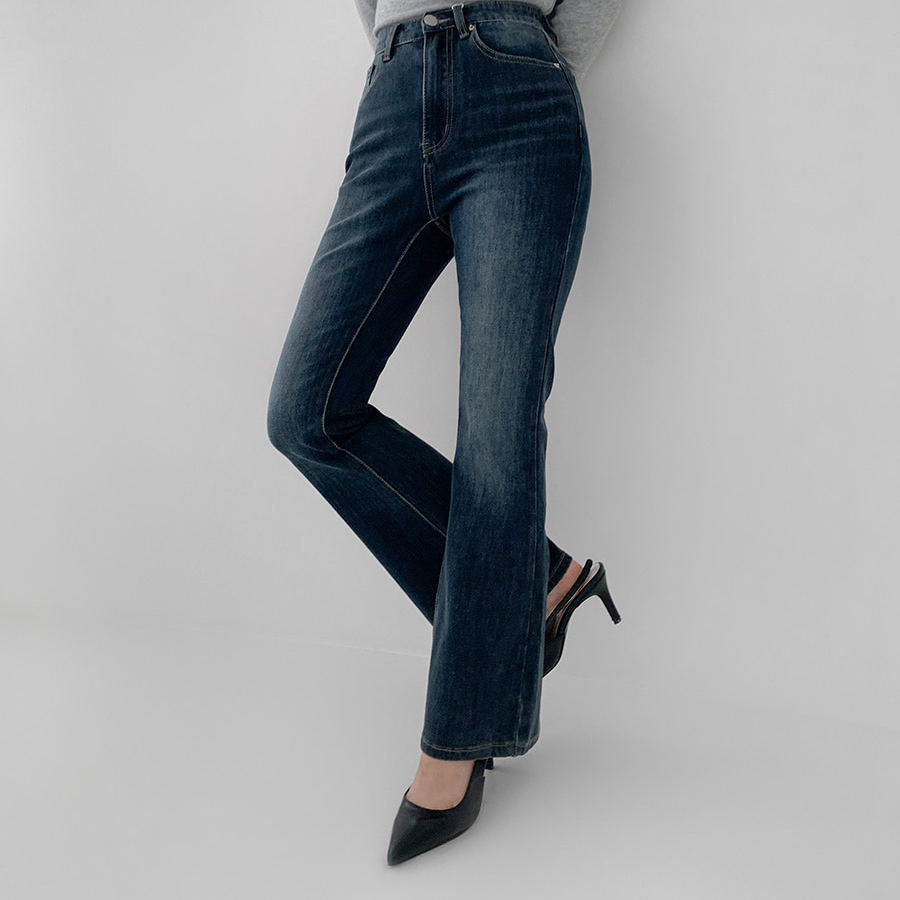 Женские джинсы с эластичным поясом и расклёшенным низом (буткат)