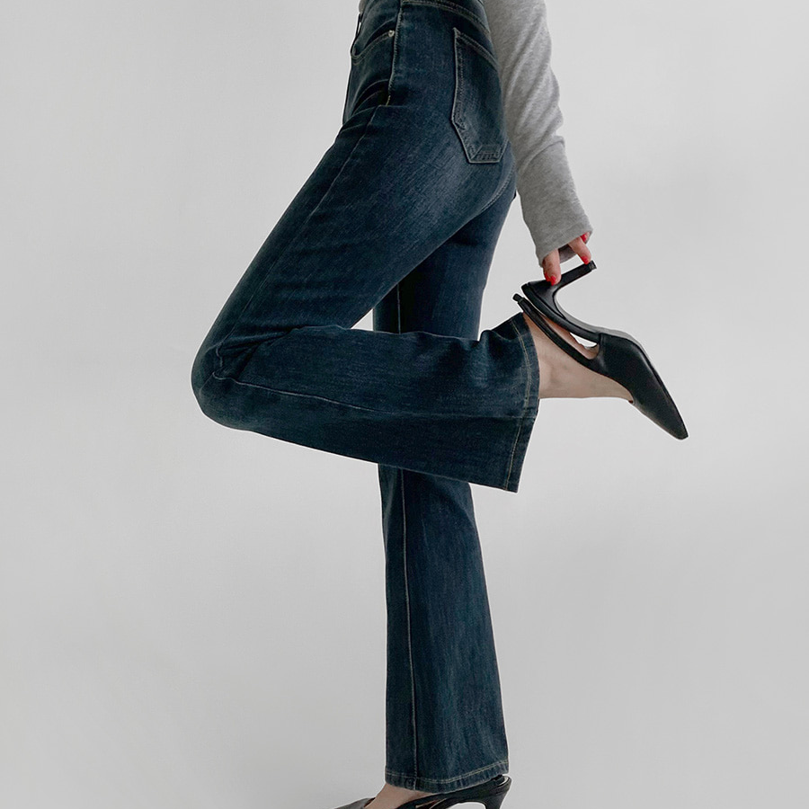 Женские джинсы с эластичным поясом и расклёшенным низом (буткат)