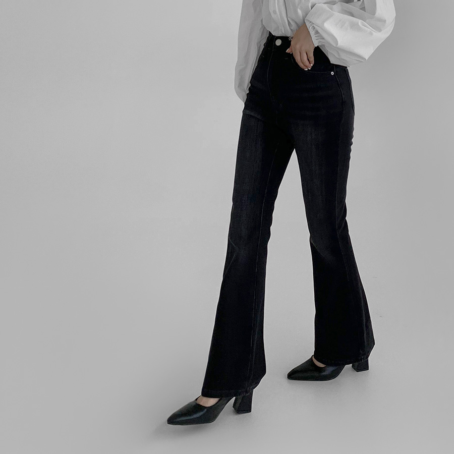 Женские джинсы с эластичным поясом и расклёшенным низом (буткат)