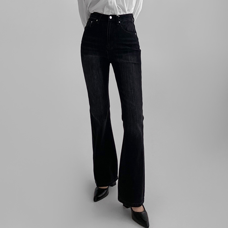 Женские джинсы с эластичным поясом и расклёшенным низом (буткат)