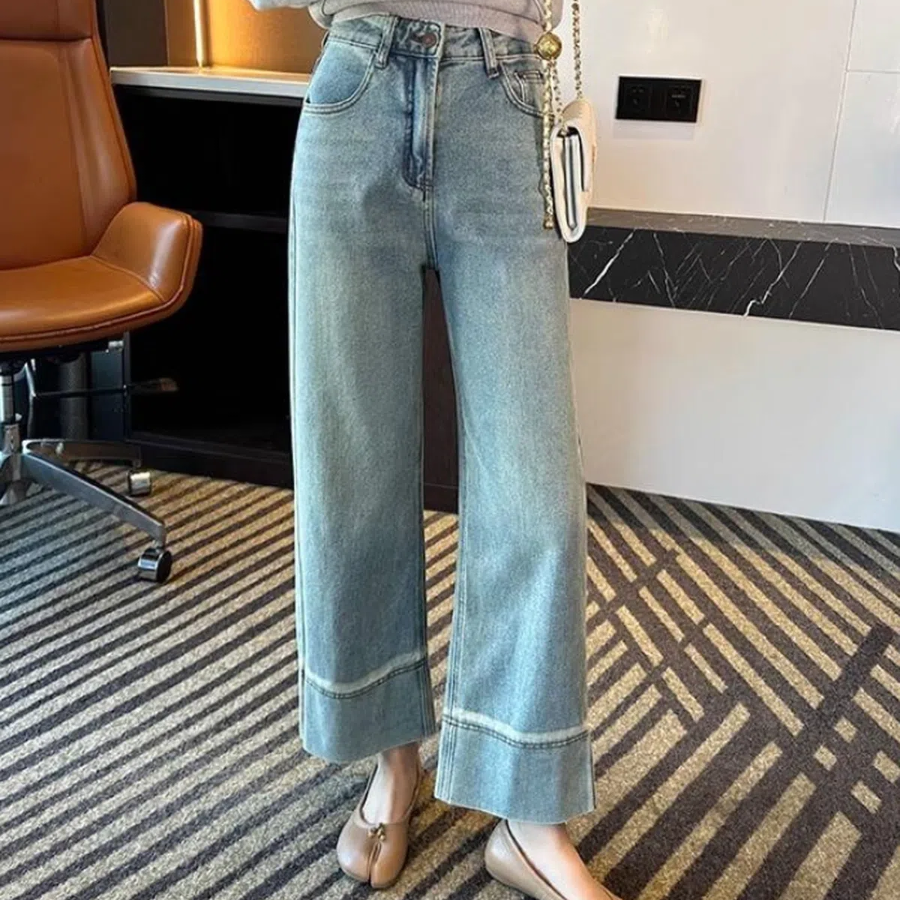 Женские светлые джинсы прямого кроя в базовом стиле