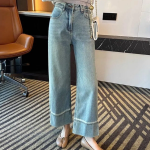 Женские светлые джинсы прямого кроя в базовом стиле