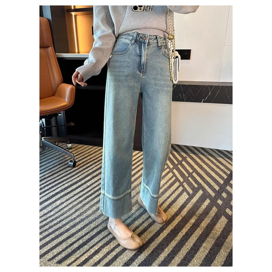 Женские светлые джинсы прямого кроя в базовом стиле