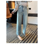 Женские светлые джинсы прямого кроя в базовом стиле