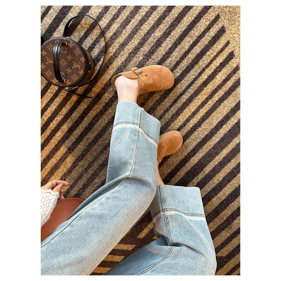 Женские светлые джинсы прямого кроя в базовом стиле