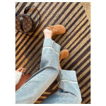 Женские светлые джинсы прямого кроя в базовом стиле