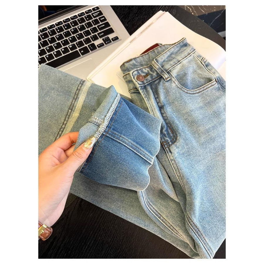 Женские светлые джинсы прямого кроя в базовом стиле