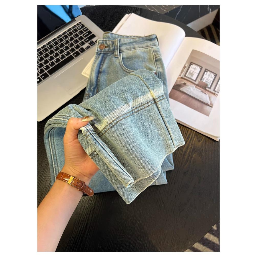 Женские светлые джинсы прямого кроя в базовом стиле