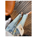 Женские светлые джинсы прямого кроя в базовом стиле