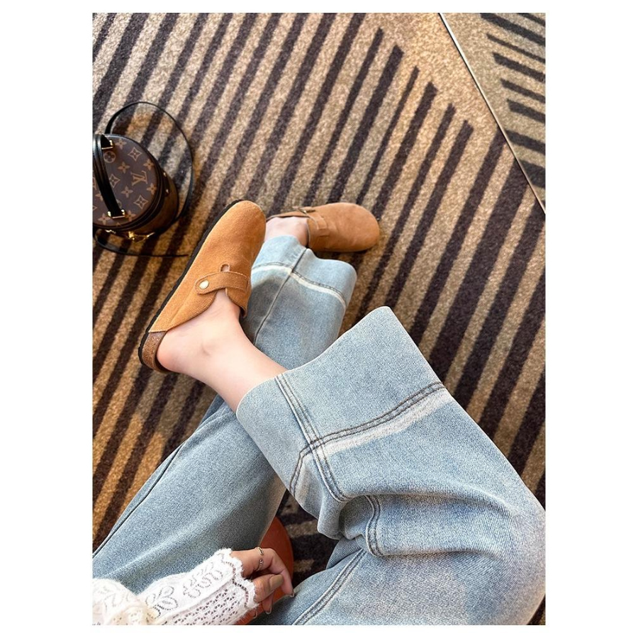 Женские светлые джинсы прямого кроя в базовом стиле