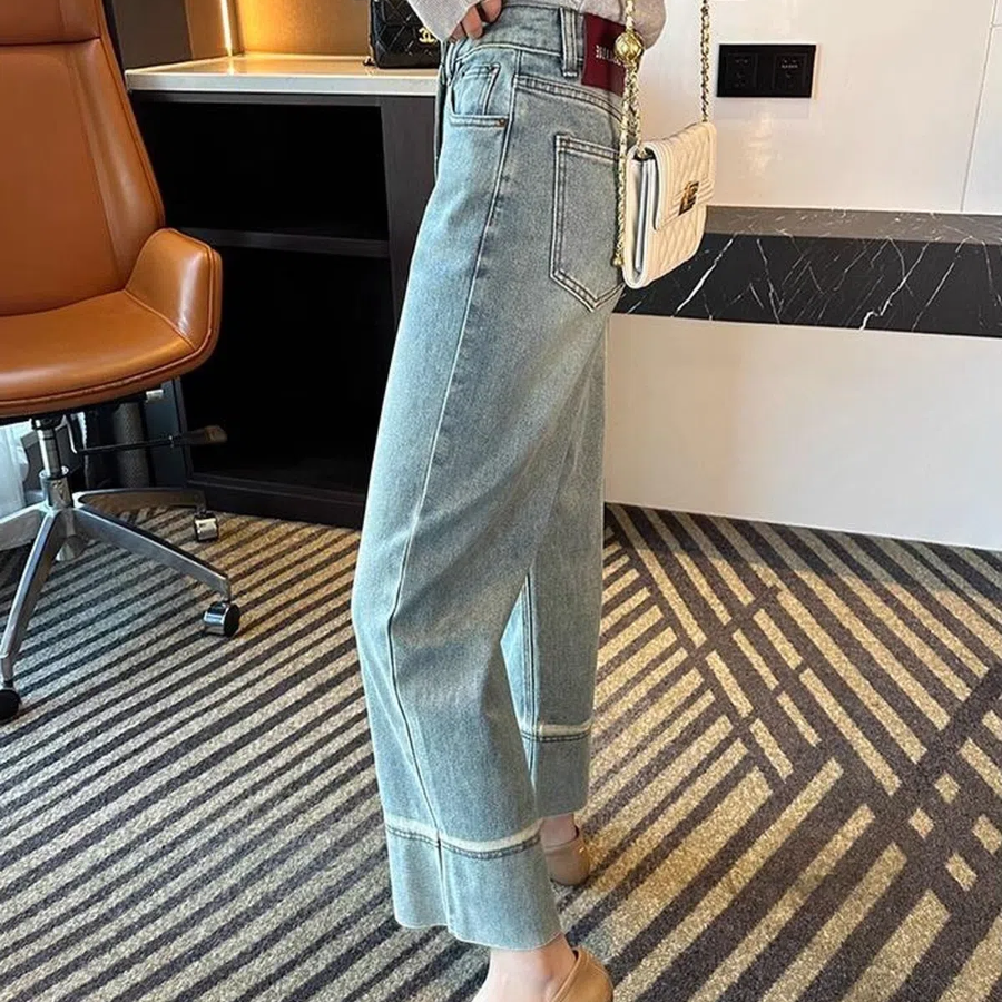 Женские светлые джинсы прямого кроя в базовом стиле