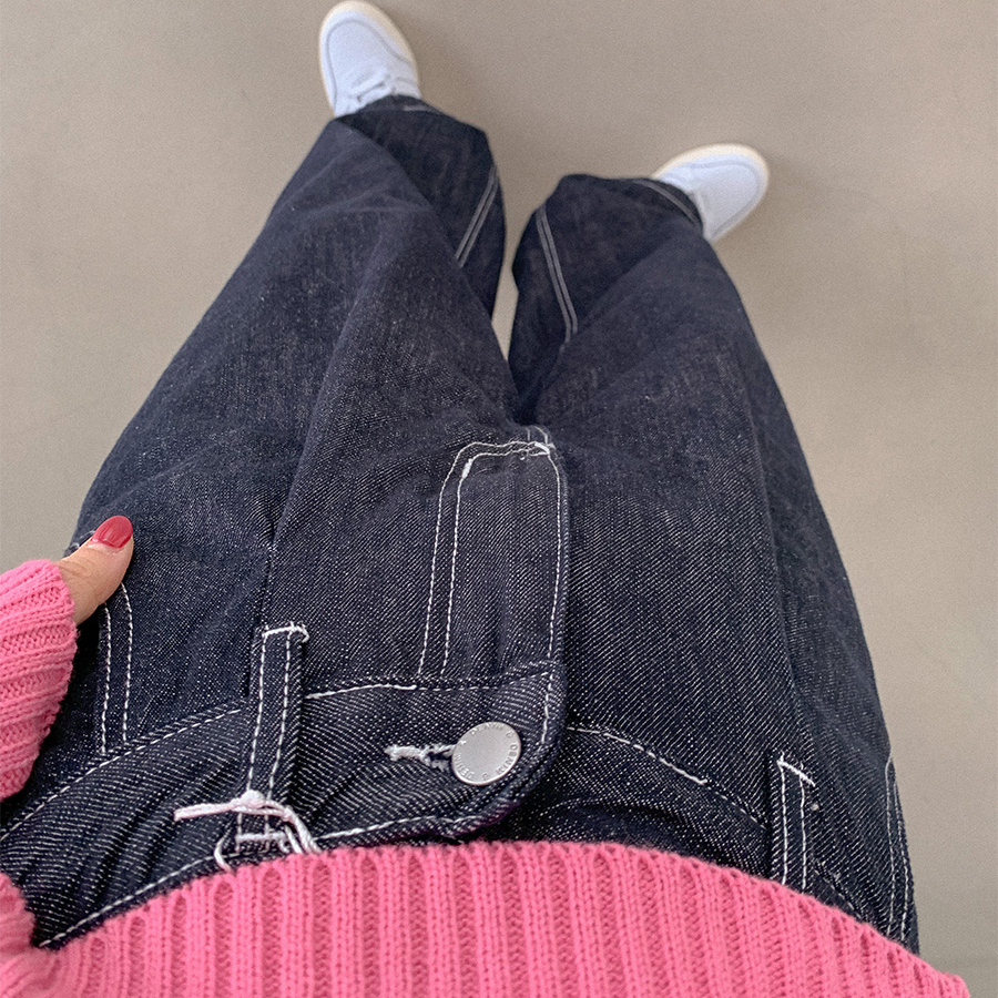 Женские джинсы из необработанного денима с защипом и шнурком на талии