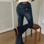 Женские джинсы клёш с акцентными карманами на пуговицах