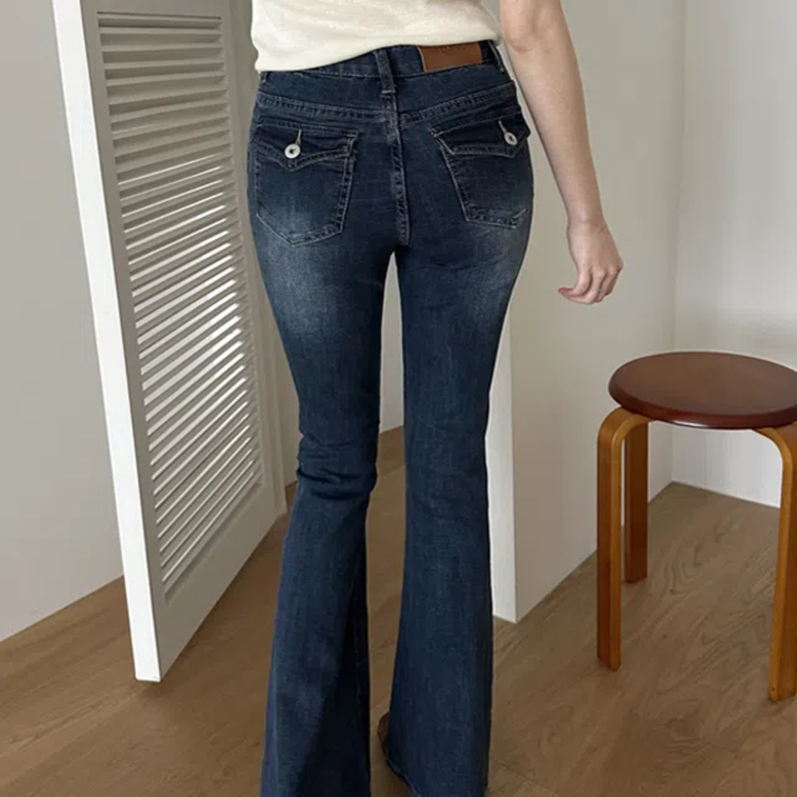 Женские джинсы клёш с акцентными карманами на пуговицах