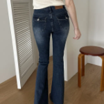 Женские джинсы клёш с акцентными карманами на пуговицах