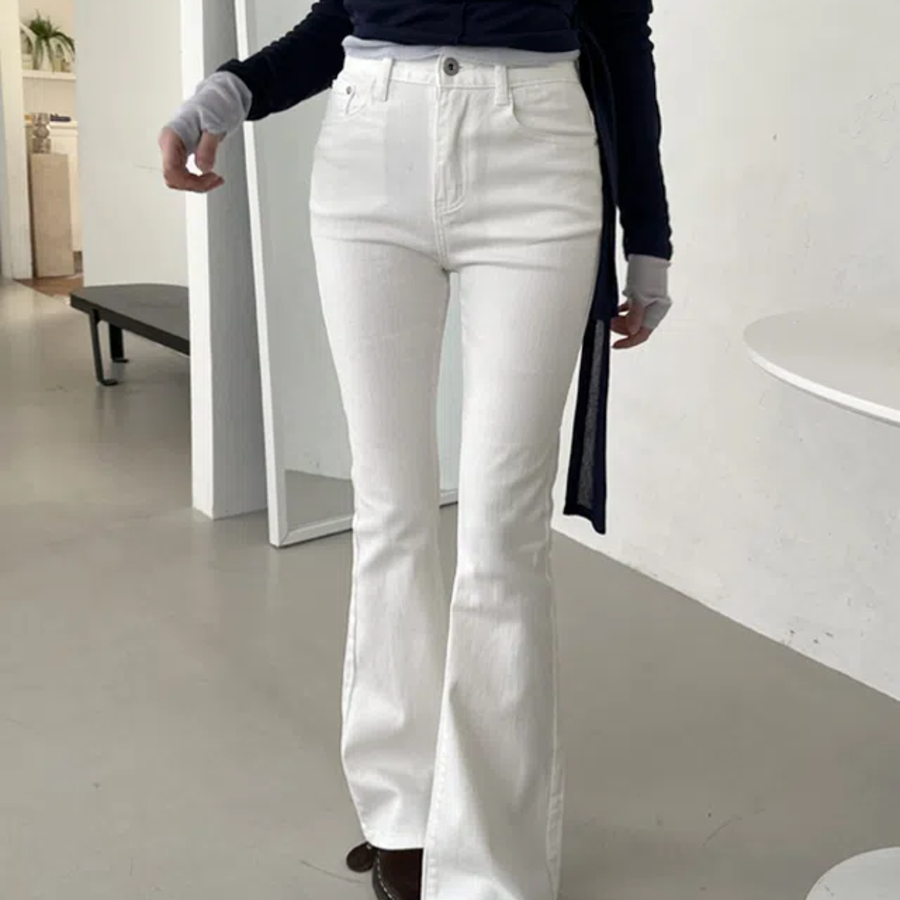 Женские джинсы клёш с акцентными карманами на пуговицах