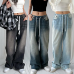 Джинсы с пескоструйной обработкой, резинкой на поясе и широкими штанинами