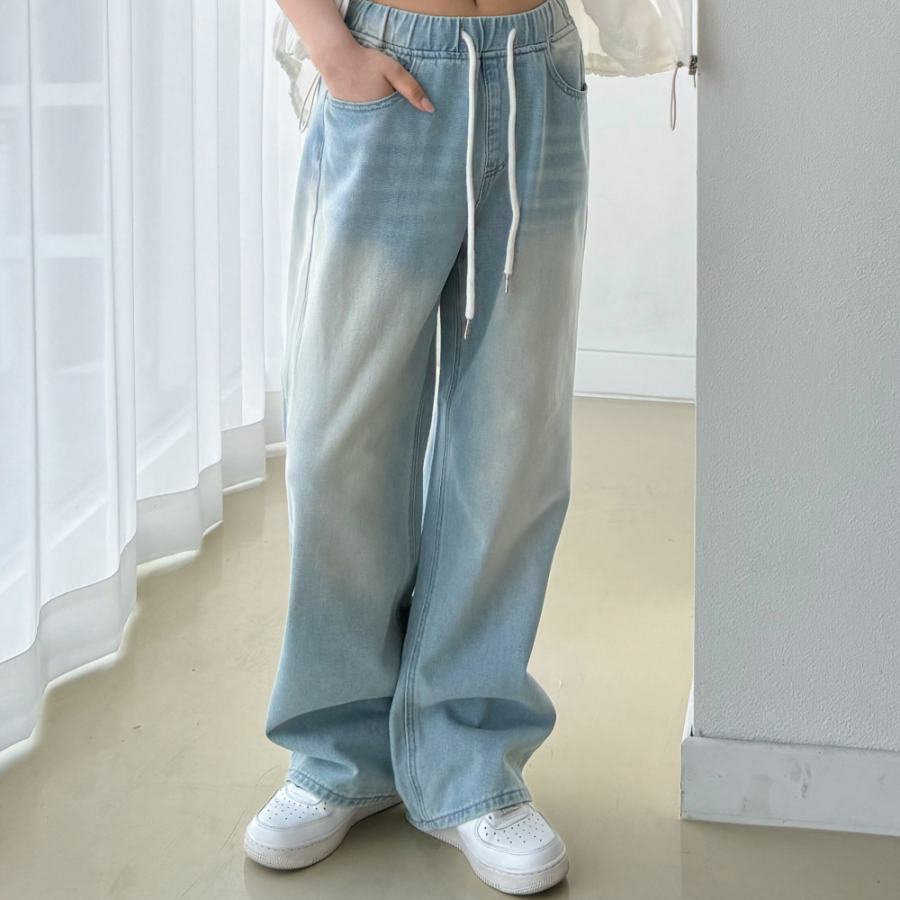 Джинсы с пескоструйной обработкой, резинкой на поясе и широкими штанинами