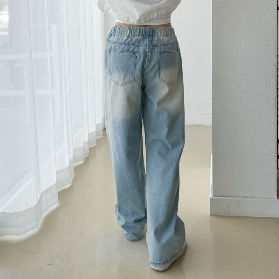 Джинсы с пескоструйной обработкой, резинкой на поясе и широкими штанинами