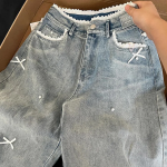 Женские джинсы в винтажном кремовом оттенке с лентами и декоративным бантом