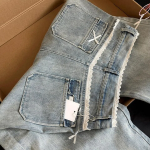 Женские джинсы в винтажном кремовом оттенке с лентами и декоративным бантом