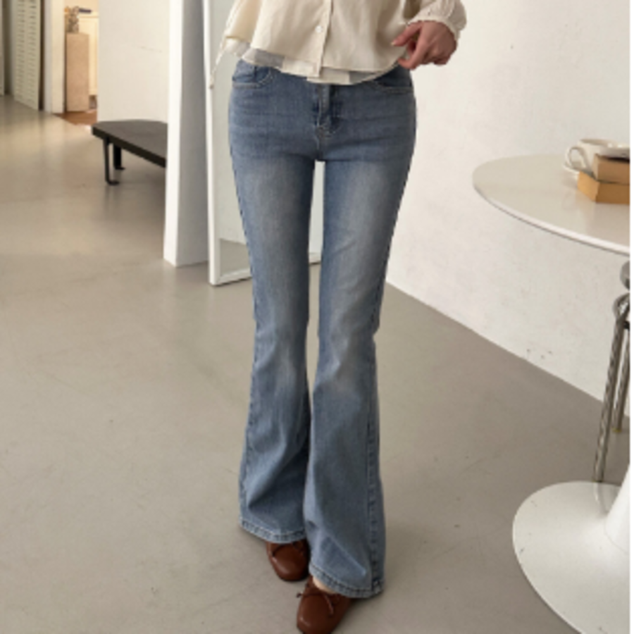 Женские джинсы клёш с акцентными карманами на пуговицах