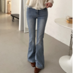 Женские джинсы клёш с акцентными карманами на пуговицах