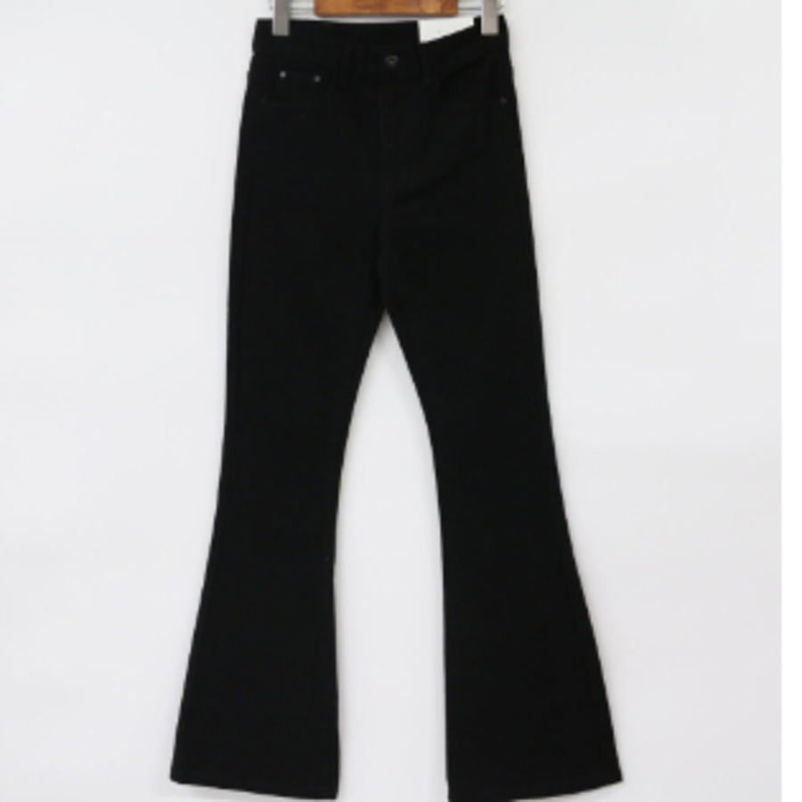 Женские джинсы клёш с акцентными карманами на пуговицах