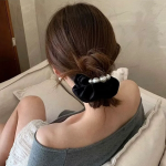 Женская бархатная резинка для волос с бантом и жемчужной деталью — элегантный акцент в вашем образе