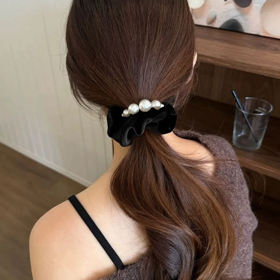 Женская бархатная резинка для волос с бантом и жемчужной деталью — элегантный акцент в вашем образе