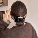 Женская бархатная резинка для волос с бантом и жемчужной деталью — элегантный акцент в вашем образе