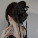 Заколка-краб с подвеской и бантом — нежный акцент в романтичном стиле