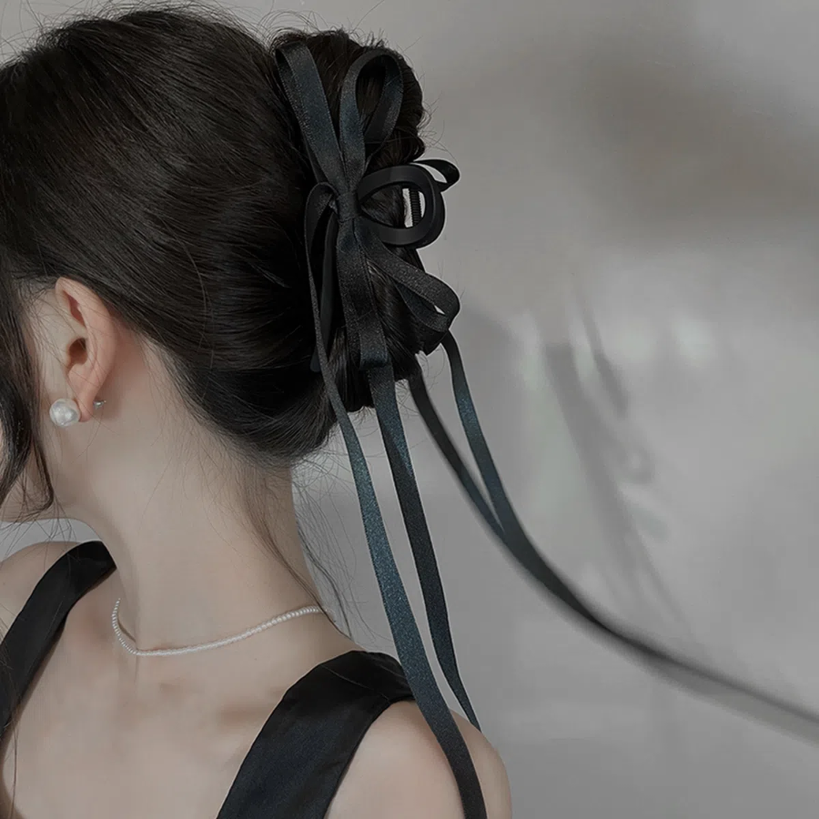 Заколка-краб с подвеской и бантом — нежный акцент в романтичном стиле