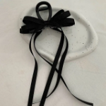 Заколка-краб с подвеской и бантом — нежный акцент в романтичном стиле