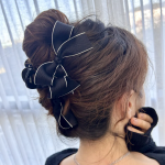 Черная заколка-краб с бантом — стильный аксессуар для элегантной укладки