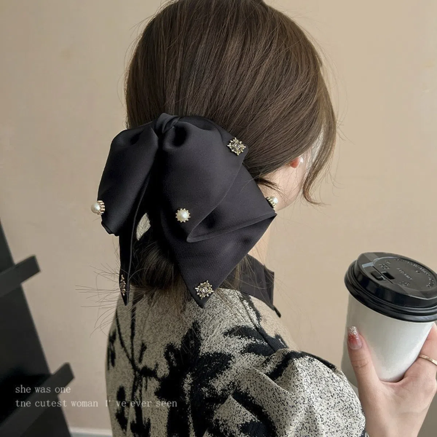 Тканевая заколка-краб с бантом, украшенная жемчугом и стразами — изысканный акцент для вашей причёски