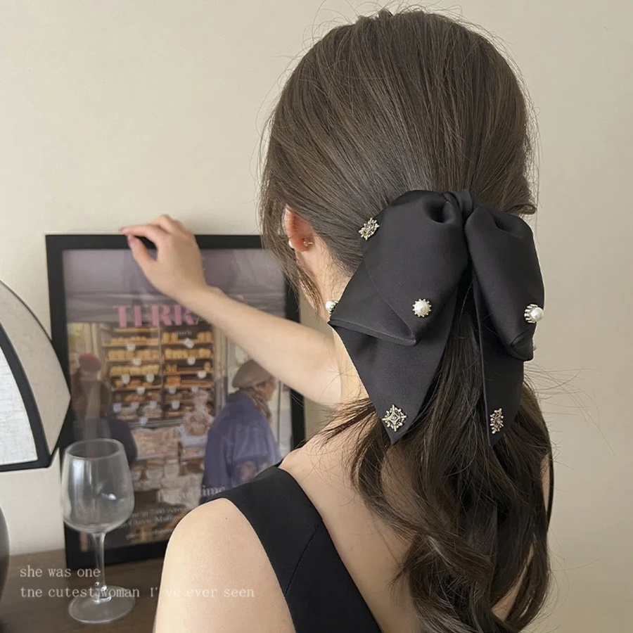 Тканевая заколка-краб с бантом, украшенная жемчугом и стразами — изысканный акцент для вашей причёски