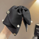 Тканевая заколка-краб с бантом, украшенная жемчугом и стразами — изысканный акцент для вашей причёски