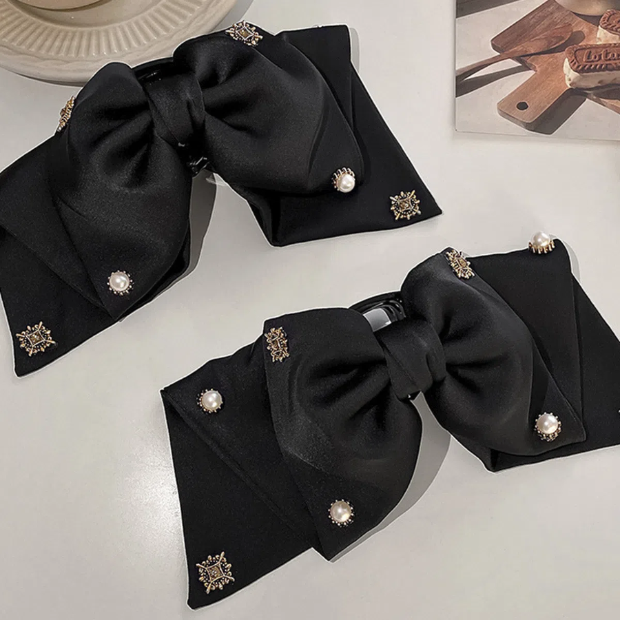 Тканевая заколка-краб с бантом, украшенная жемчугом и стразами — изысканный акцент для вашей причёски